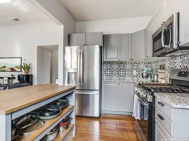 Building Photo - 814 W Gramercy Pl