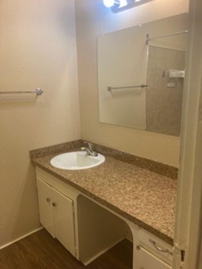 Building Photo - SOUTH SIDE ONE BEDROOM