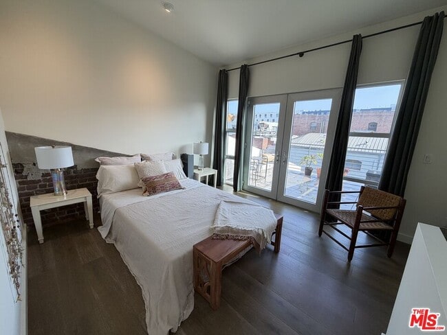 Building Photo - 940 E 2nd St