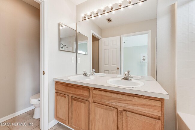 Building Photo - 7990 Baymeadows Cir E