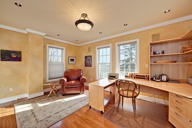 Building Photo - Queen Anne Home