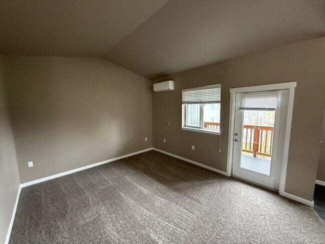 Building Photo - 4261 Hawthorne Ave NE