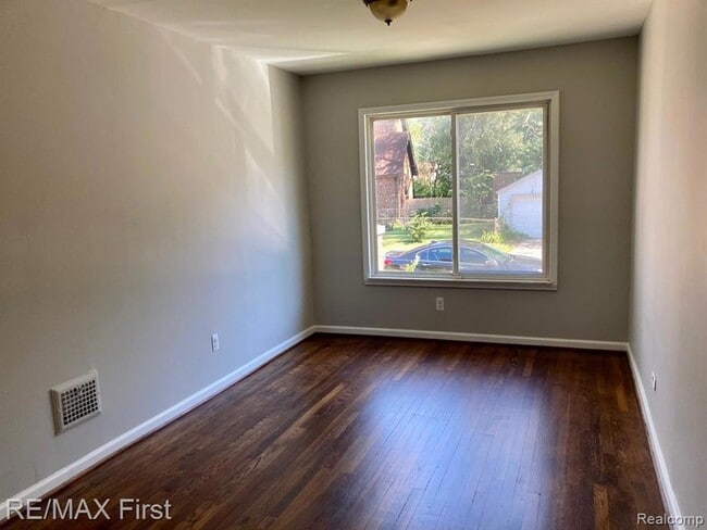 Building Photo - 229 Edgewood Pl