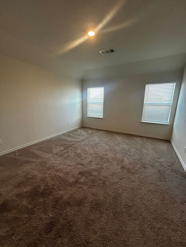 Building Photo - 4BR SFR w/ 2,198 Sq Ft near Downtown Elgin