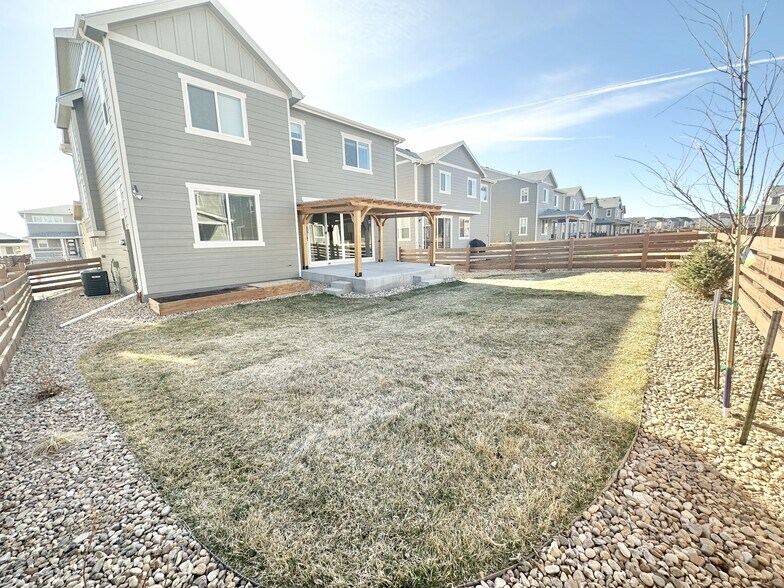 Building Photo - 870 Golden Peak Dr