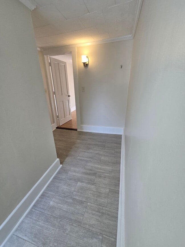 Building Photo - 18 School St