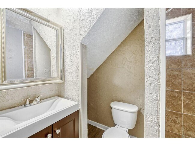 Building Photo - 911 Sims Ave