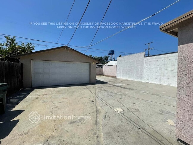 Building Photo - 2640 E 110th St