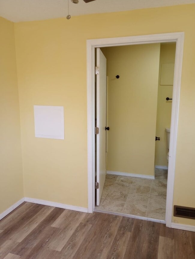 Building Photo - 3 bed 2 bath Renovated Rent Home