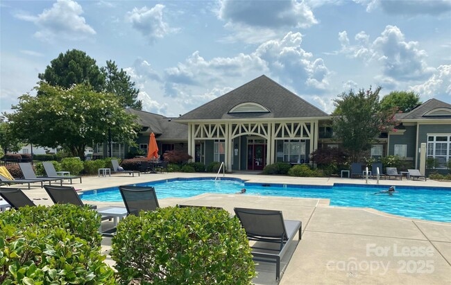 Building Photo - 2601 Silverthorn Dr