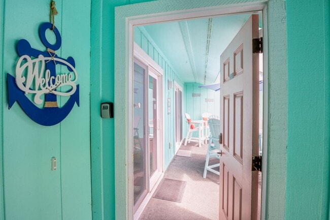 Building Photo - OFF-SEASON FURNISHED RENTAL