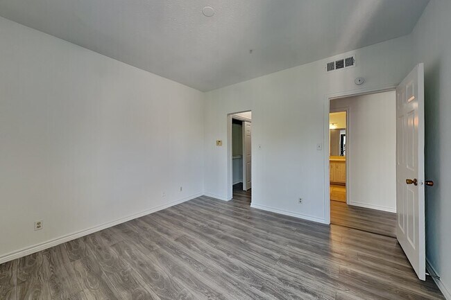 Building Photo - 3105 San Jacinto St