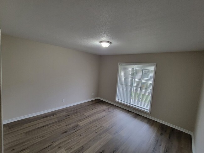 Building Photo - Newly Renovated 2B/2B Apartment Available ...