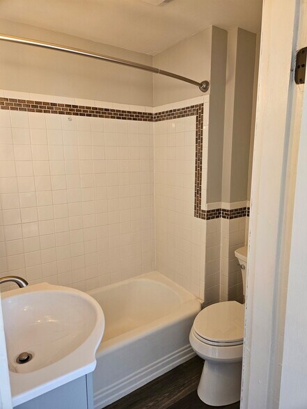 Bathroom - 92 Bank St