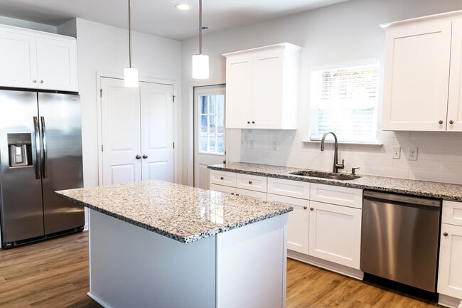 Building Photo - 1615 Martin Ave