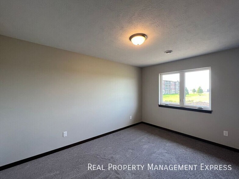 Building Photo - 3 Bed 2 Bath Townhome w/ Double Garage in Southeast SF