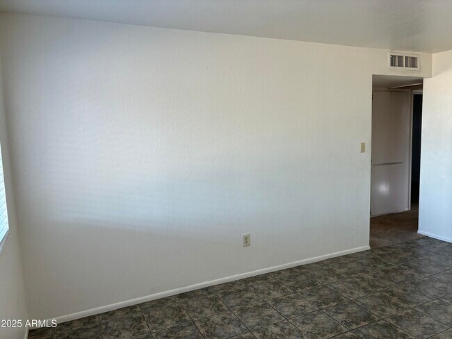 Building Photo - 2930 W Laurel Ln
