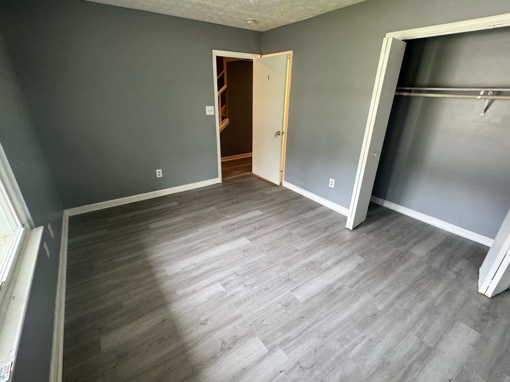 Building Photo - Room in Apartment on River Park Dr