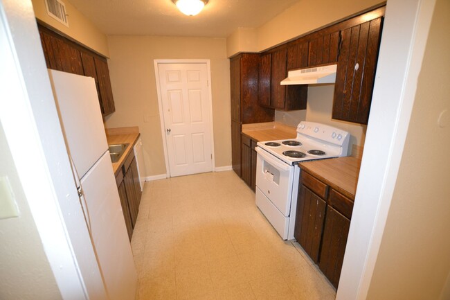 Building Photo - 2 bedroom, 2 bath apartments in Sherwood F...