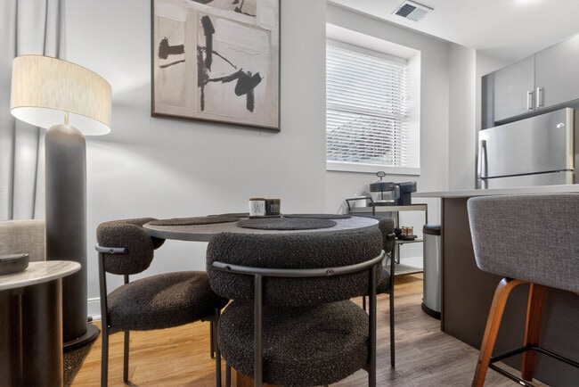 Building Photo - 1424 N Park Pl