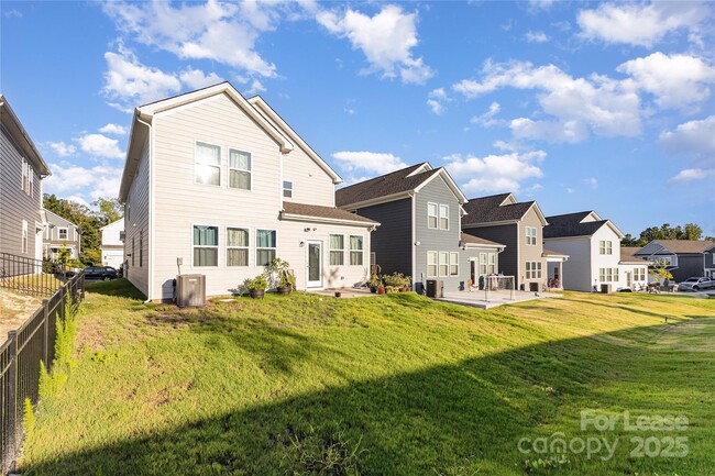 Building Photo - 14040 Lake Home Ln