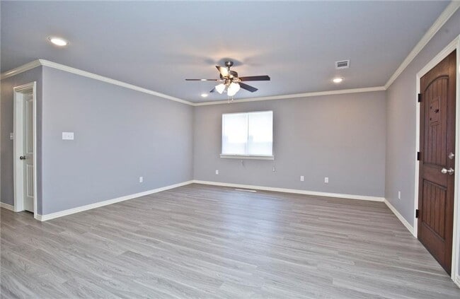 Building Photo - 4 Bed 4.5 Bath Townhouse just mins away from the University!