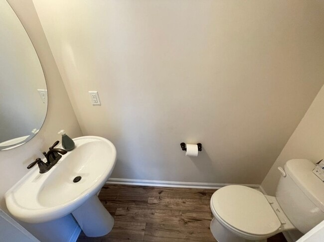 Building Photo - Like new 3 Bedroom townhouse with 2 car garage