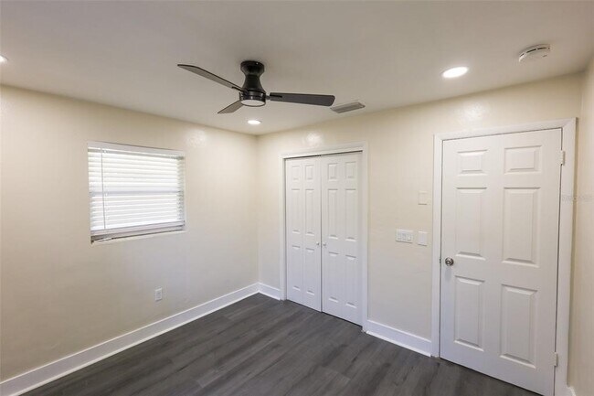 Building Photo - 1500 Laurel Cir