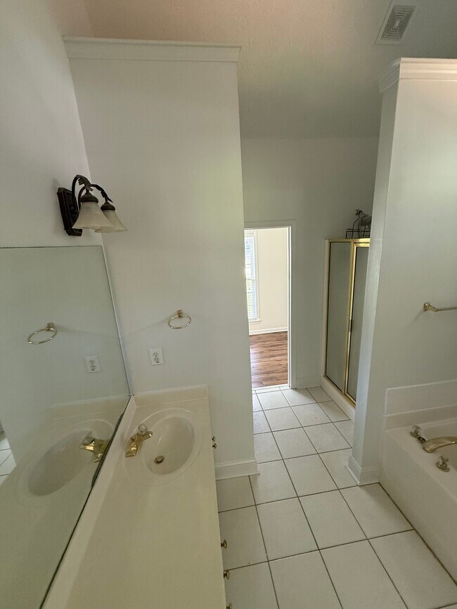 Building Photo - 1105 Huntcrest Ridge