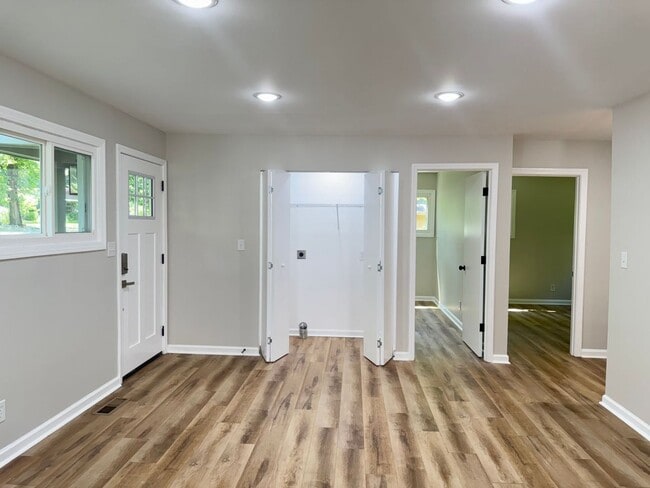 Building Photo - Great Home Conveniently Located! 3 Bed 1 B...