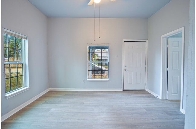 Building Photo - Convenient Home near Downtown's Heart