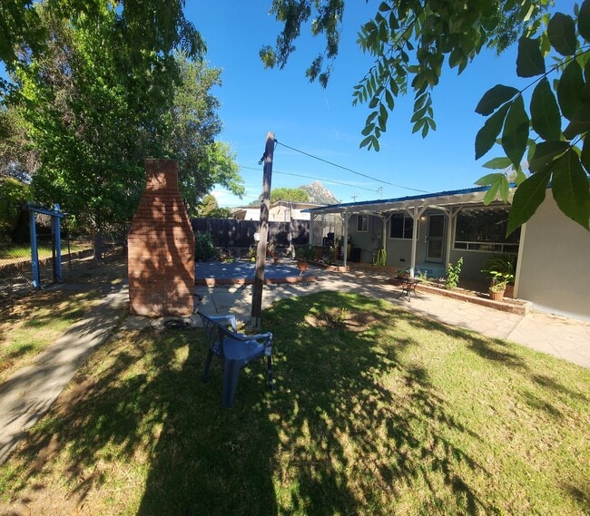 Building Photo - 2 bedroom 1 bath home in fantastic location