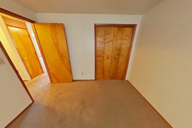 Building Photo - 2 Bedroom Apartment ~ Close to Campus
