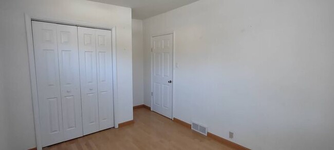 Building Photo - Awesome 3 Bedroom Holladay ground floor un...