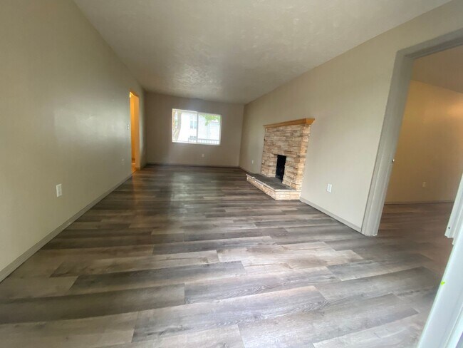 Building Photo - Upper unit-3 bed /2 bath triplex Cheney