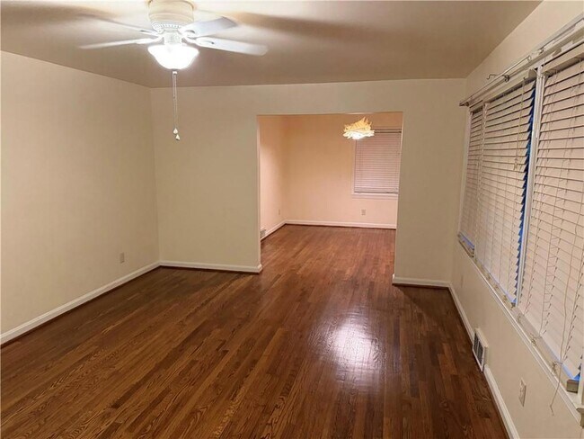 Building Photo - 2022 Woodbine Terrace NE
