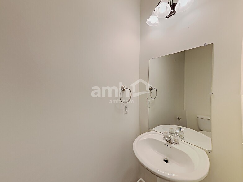 Building Photo - 600 Pemberton Dr