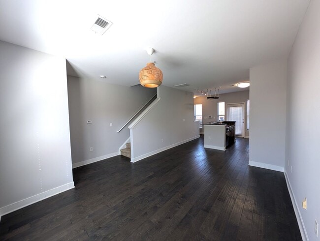 Building Photo - Beautiful, 3 bed, 2 bath Townhome Located ...