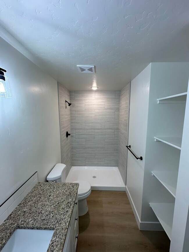 Building Photo - Brand New 3 Bedroom Town Homes - Close to ...