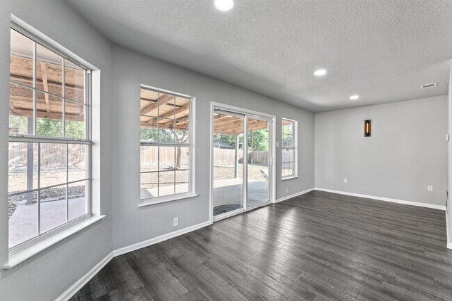 Building Photo - 1606 Old Tract Rd