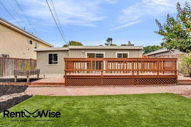 Building Photo - 110 Cuesta Dr