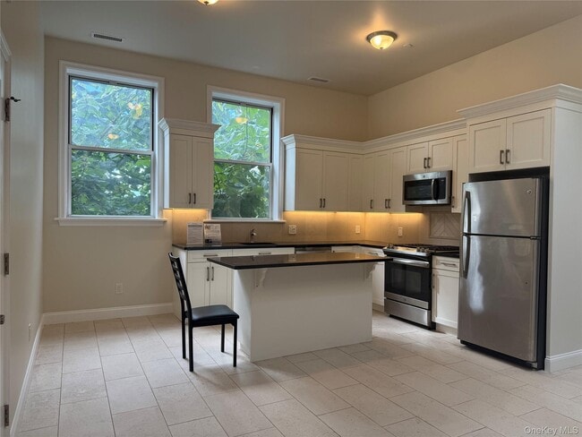 Building Photo - 125 Main St