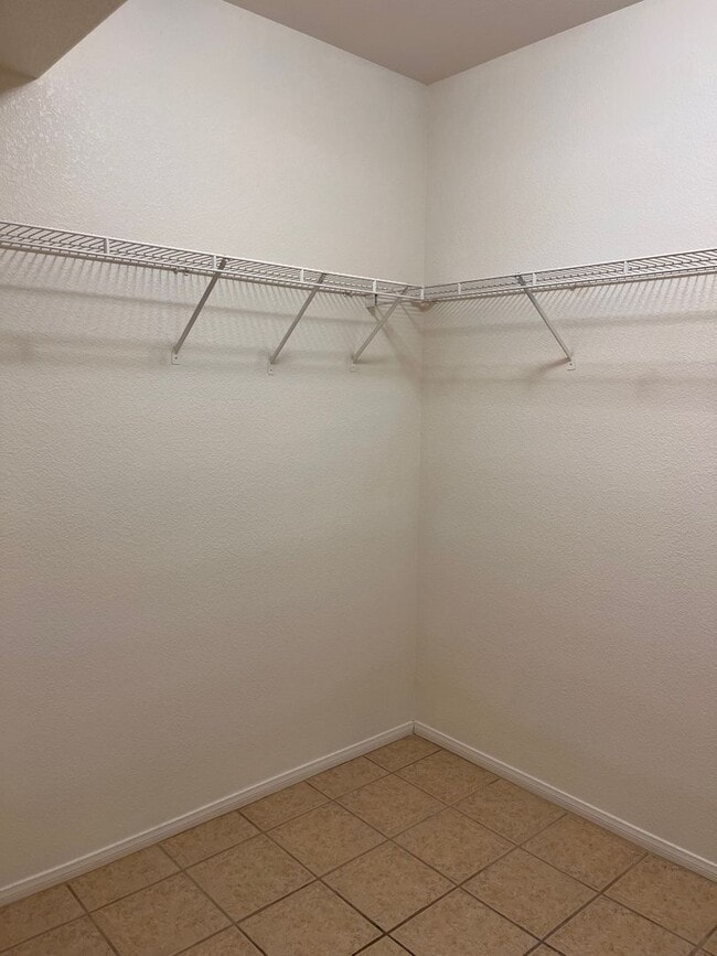 Building Photo - Mannetta Lane Condo / 2 BR - 1st Floor