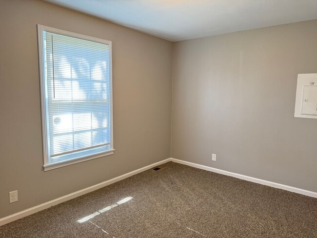 Building Photo - Great Location! 2 bed 1 bath off 101st!