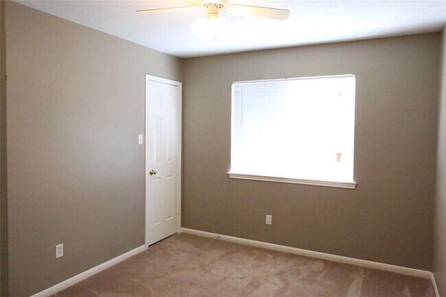 Building Photo - 10811 Burkes Garden Dr