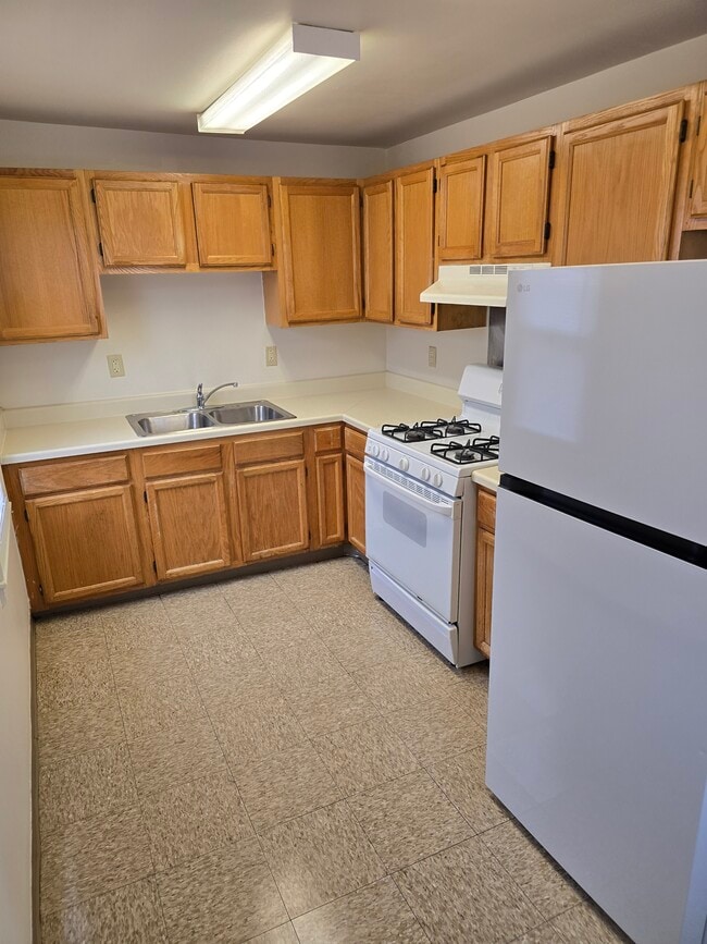 Building Photo - 404-410 East Bruce