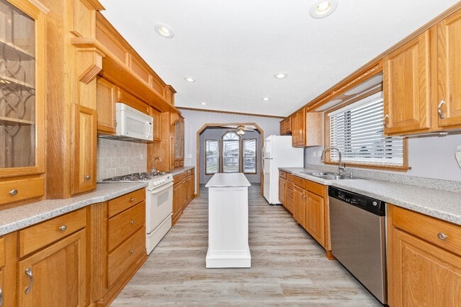 Building Photo - 16114 McGregor Dr