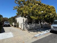 Building Photo - Charming 2-Bed 1-Bath Home with Spacious Y...