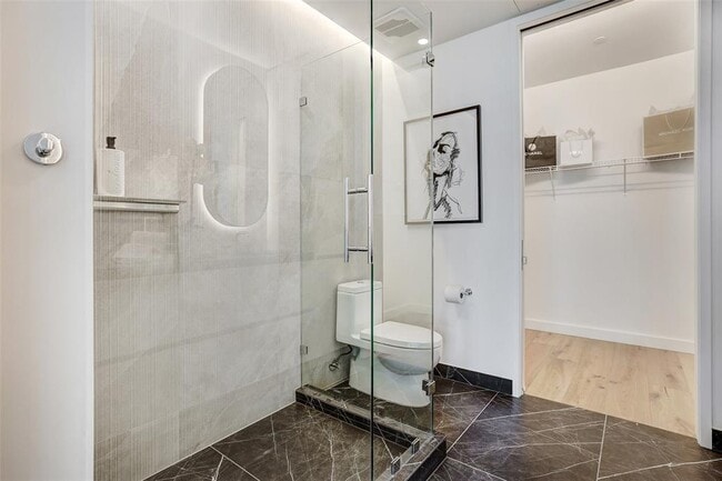 Building Photo - 610 Davis St