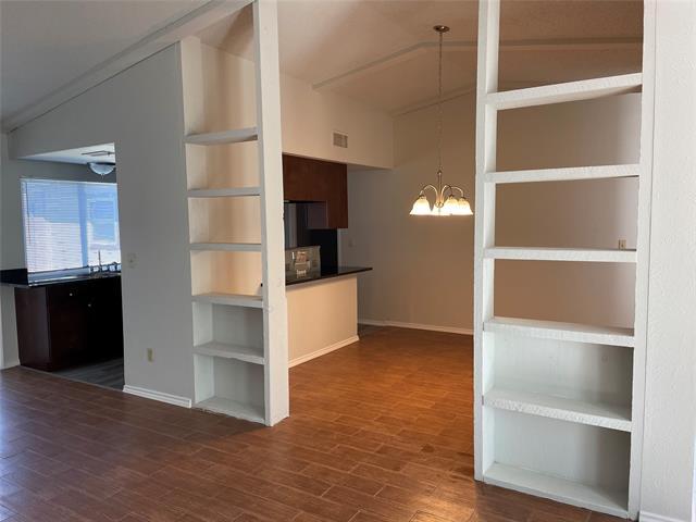 Building Photo - 2921 Village Crest Cir